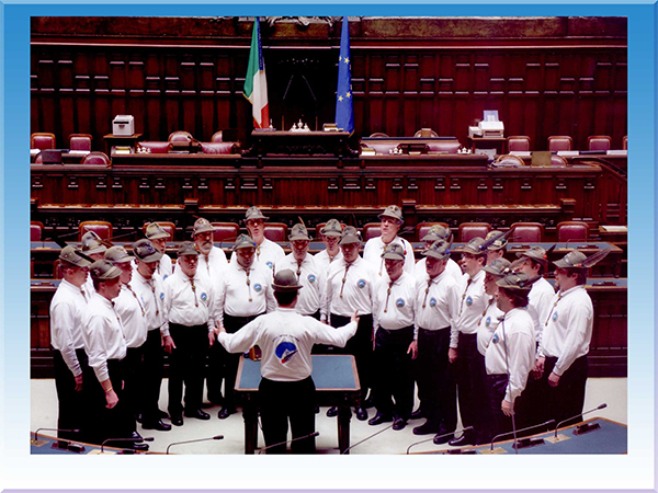 Il coro durante un’esibizione a Montecitorio